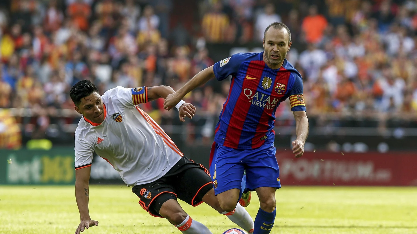 Enzo Pérez trata de robar el balón a Iniesta Enzo Pérez trata de robar el balón a Iniesta