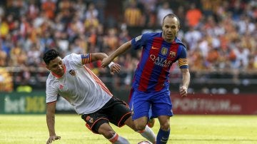Enzo Pérez trata de robar el balón a Iniesta