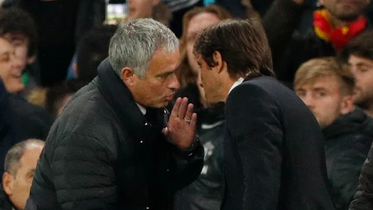 José Mourinho habla con Conte al finalizar el Chelsea-United José Mourinho habla con Conte al finalizar el Chelsea-United