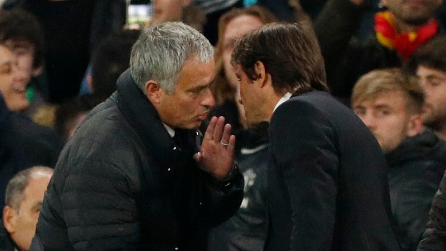 Jos&eacute; Mourinho habla con Conte al finalizar el Chelsea-United