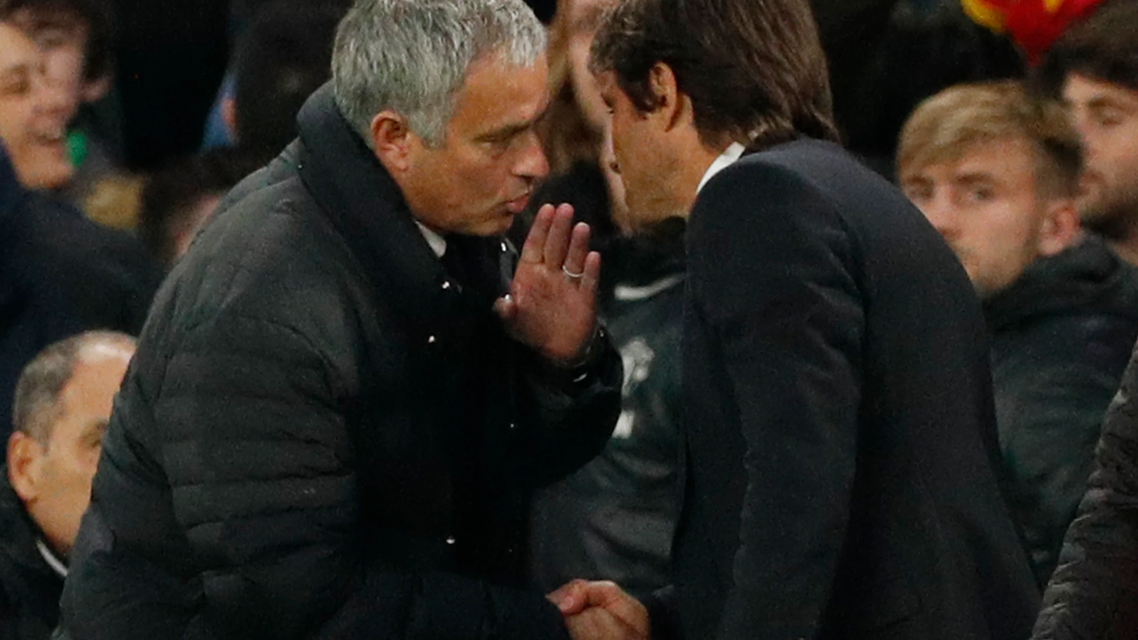 José Mourinho habla con Conte al finalizar el Chelsea-United