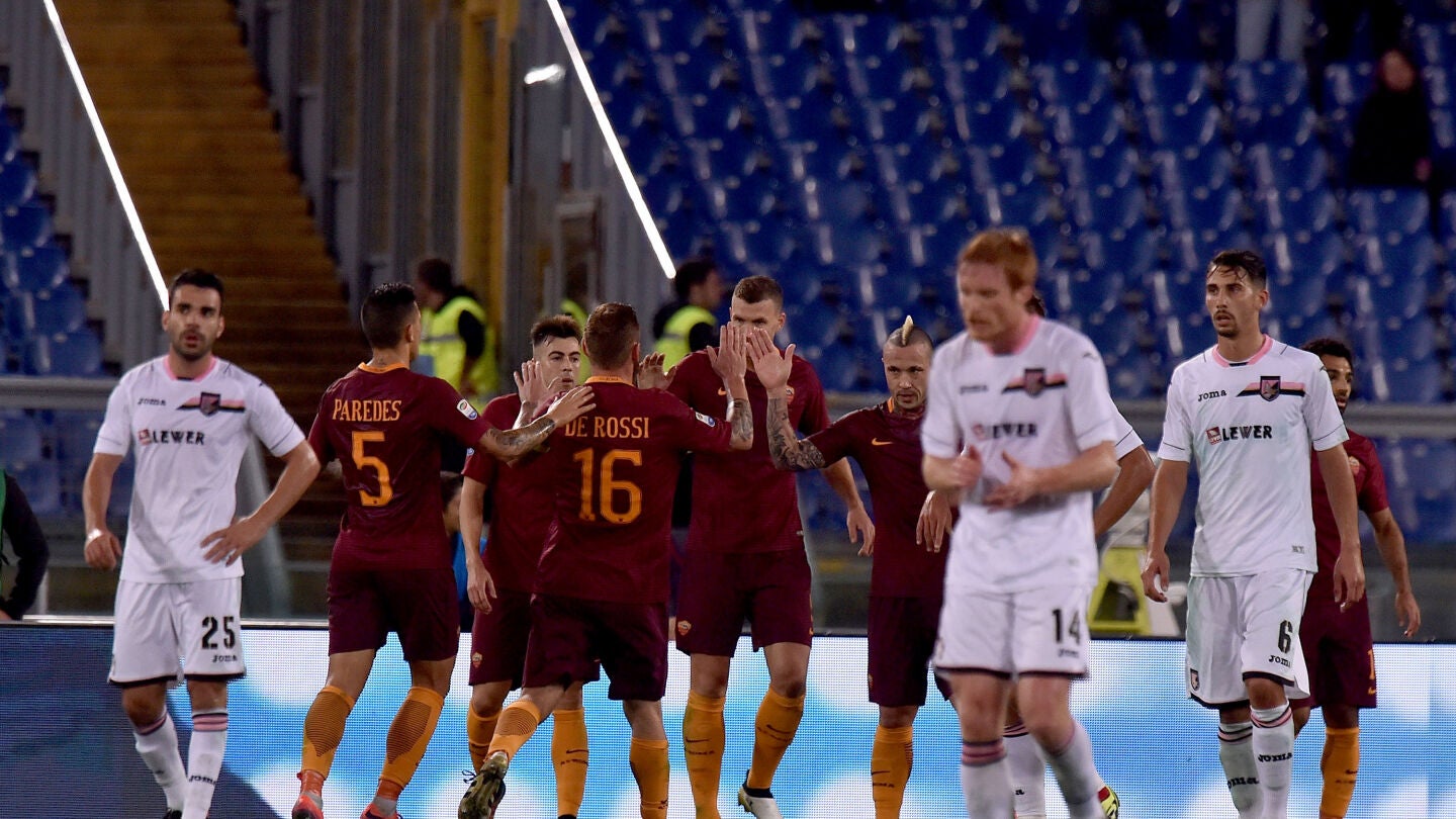Los jugadores de la Roma, celebrando el gol de Dzeko ante el Palermo