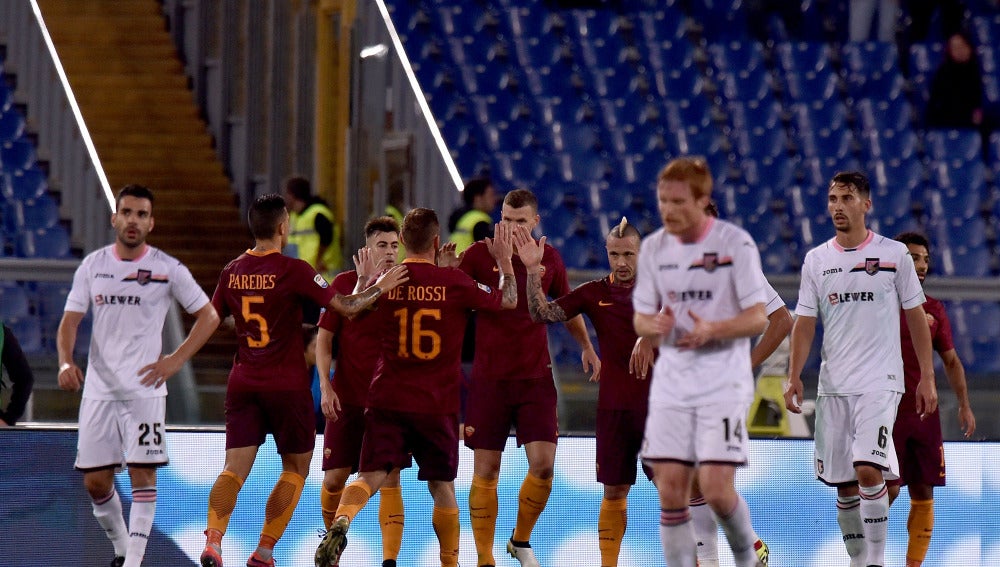 Los jugadores de la Roma, celebrando el gol de Dzeko ante el Palermo