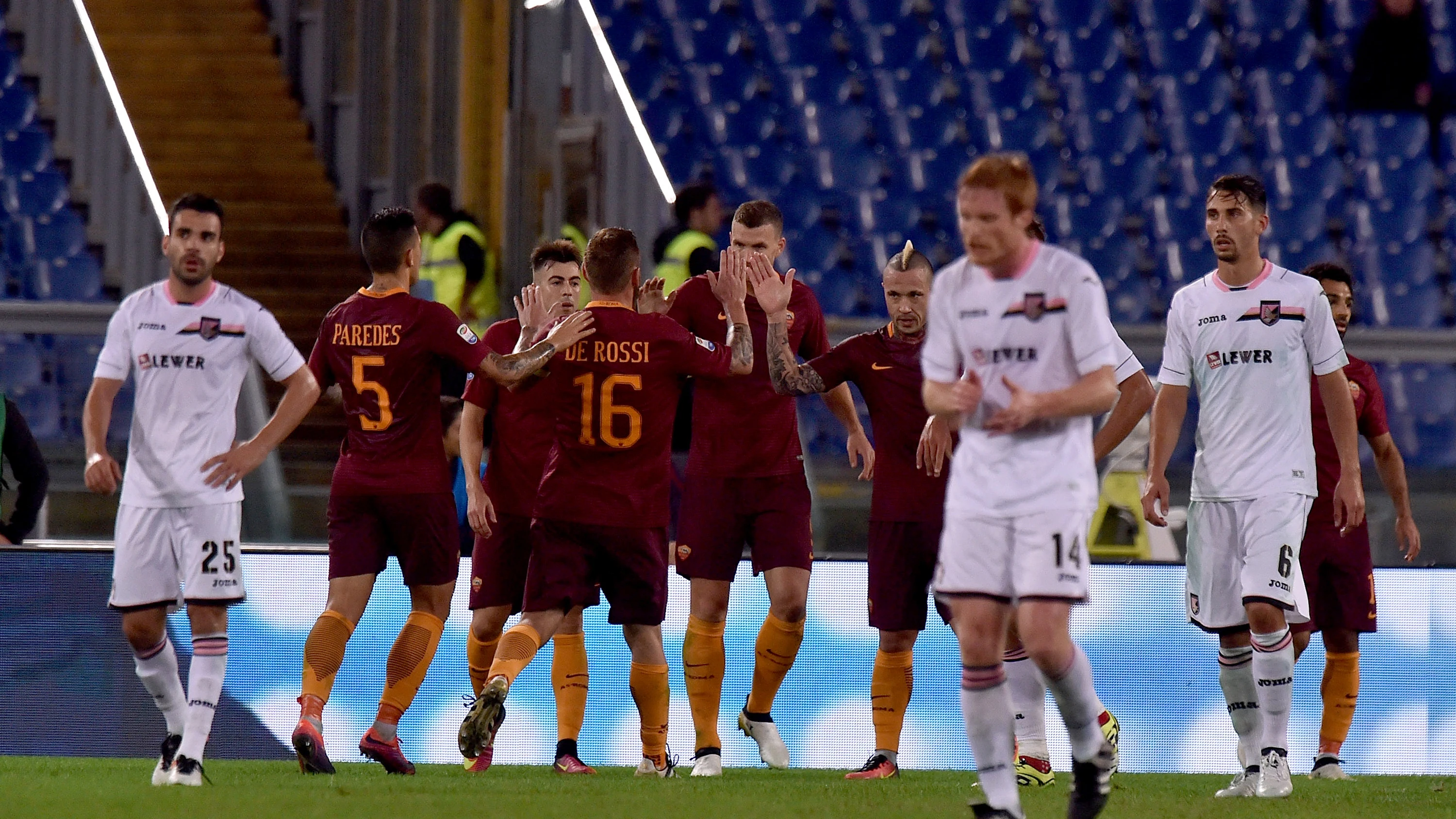 Los jugadores de la Roma, celebrando el gol de Dzeko ante el Palermo Los jugadores de la Roma, celebrando el gol de Dzeko ante el Palermo