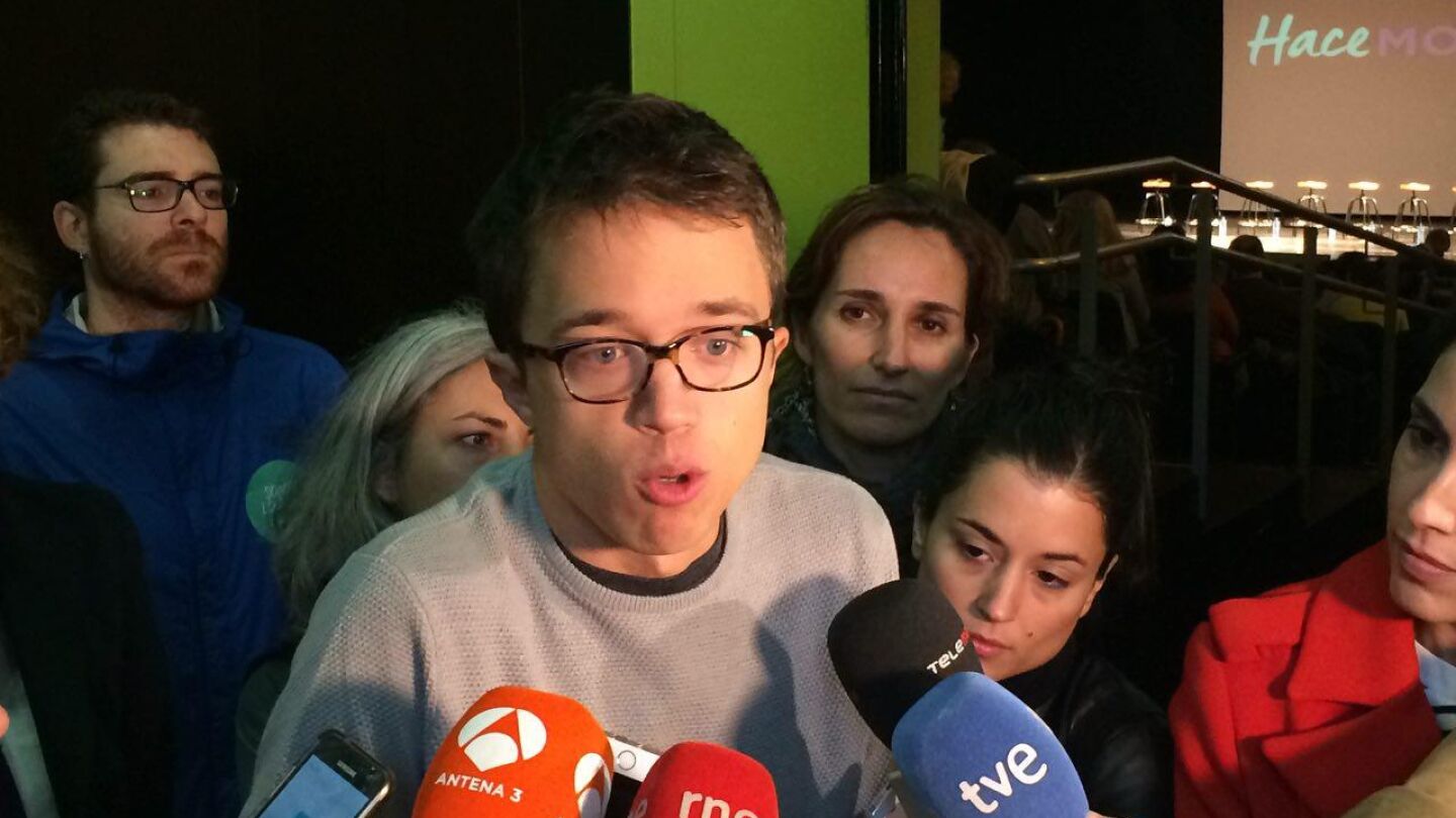 &Iacute;&ntilde;igo Errej&oacute;n antes de un taller informativo de Podemos
