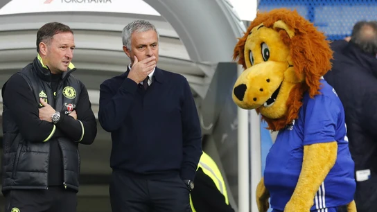 Mourinho, pensativo ante el león del Chelsea Mourinho, pensativo ante el león del Chelsea