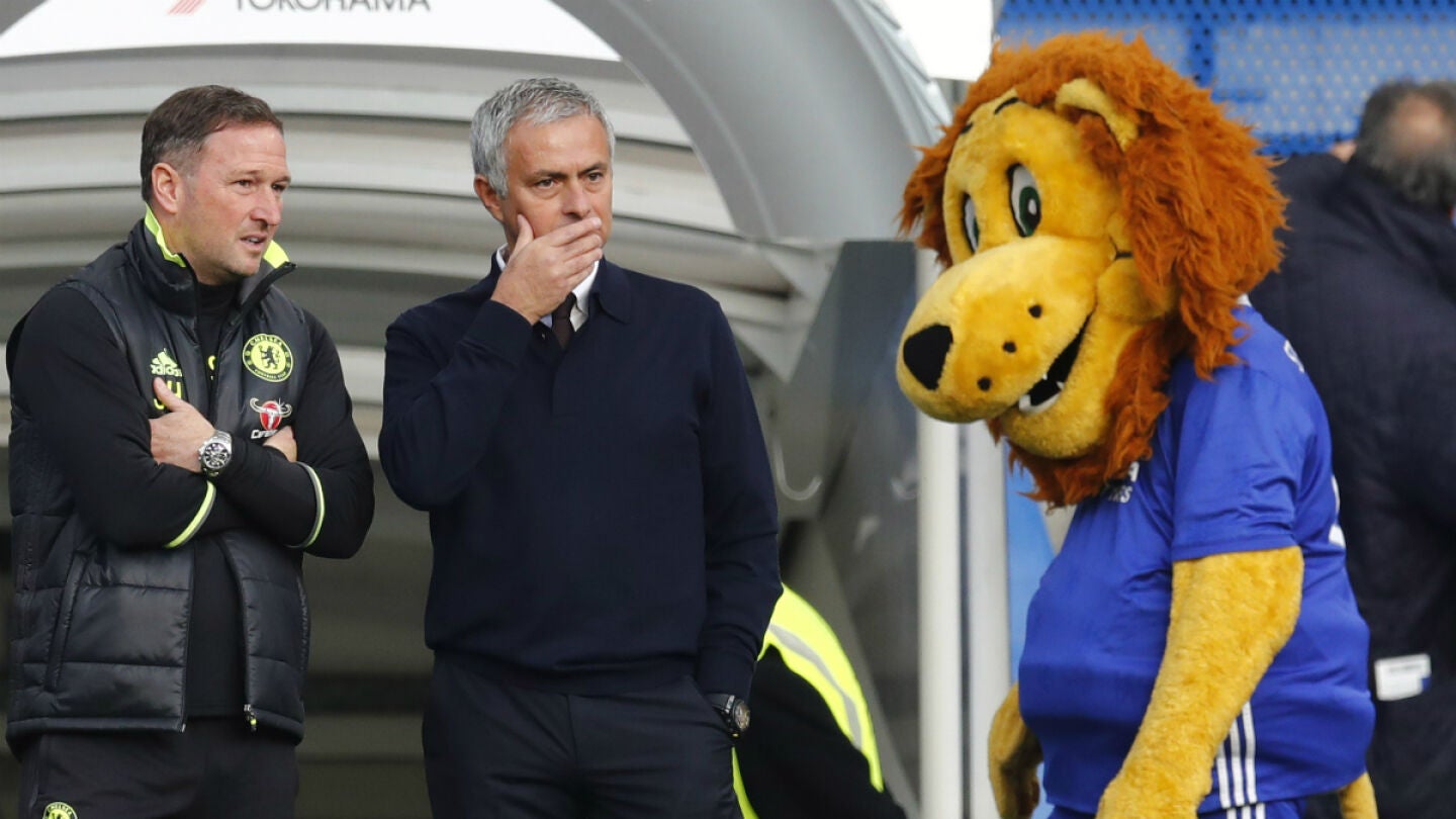 Mourinho, pensativo ante el le&oacute;n del Chelsea