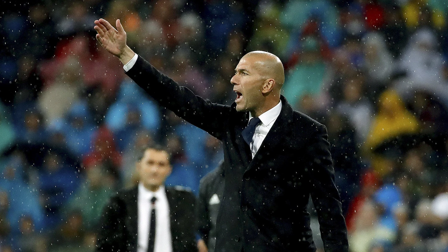 Zidane da instrucciones en la banda del Bernabéu Zidane da instrucciones en la banda del Bernabéu