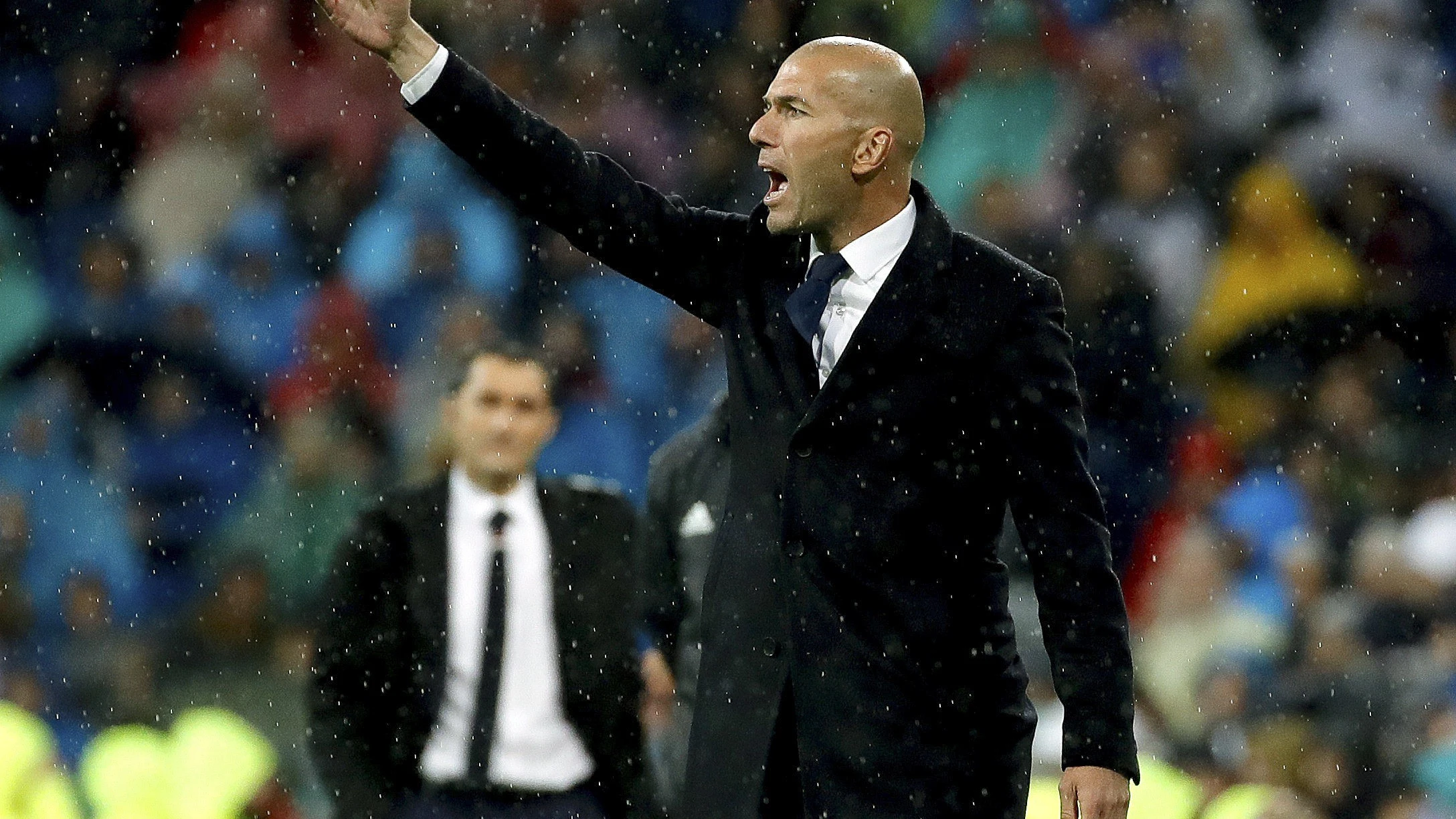 Zidane da instrucciones en la banda del Bernabéu