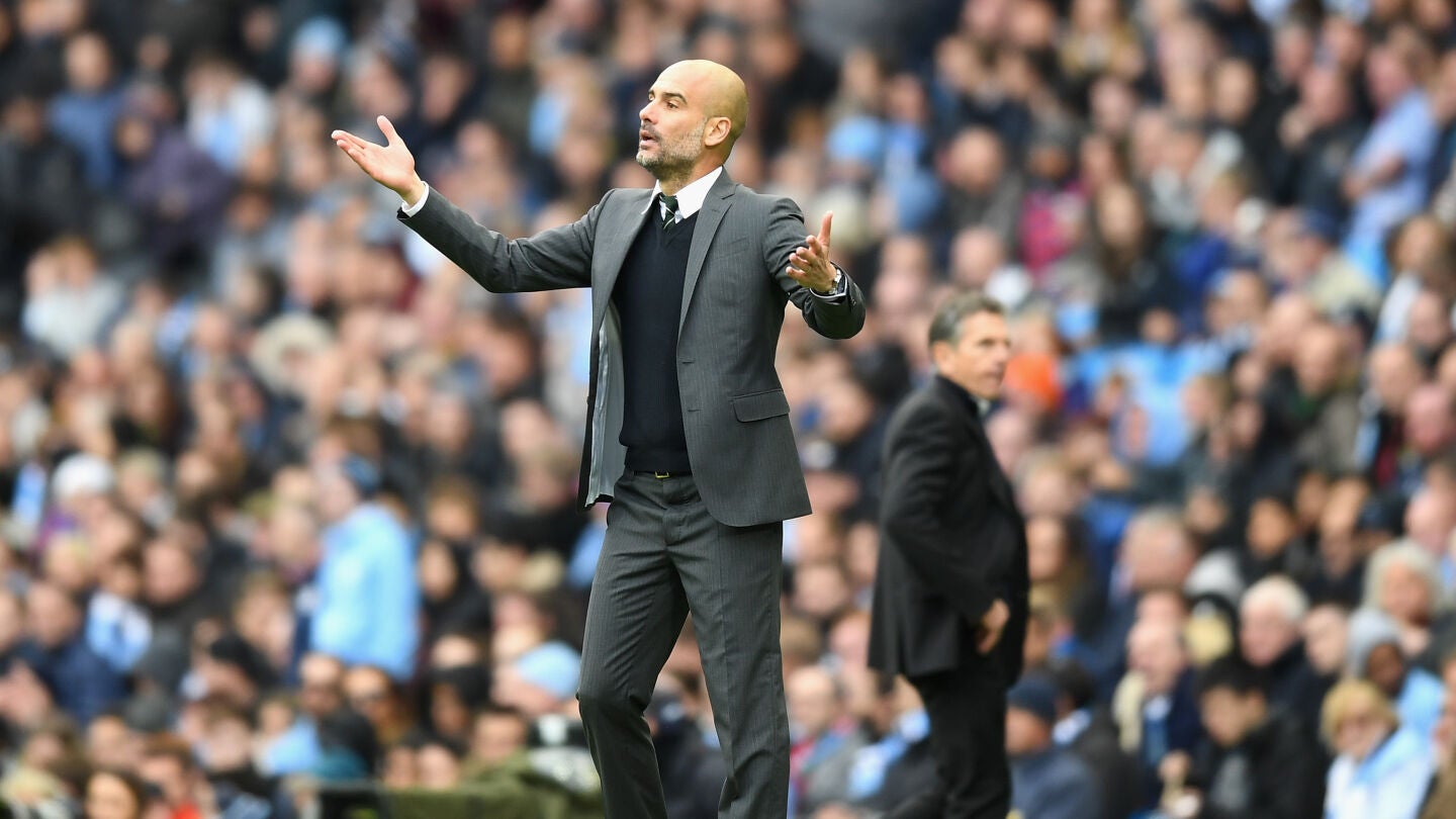 Pep Guardiola, en la banda del Etihad Stadium