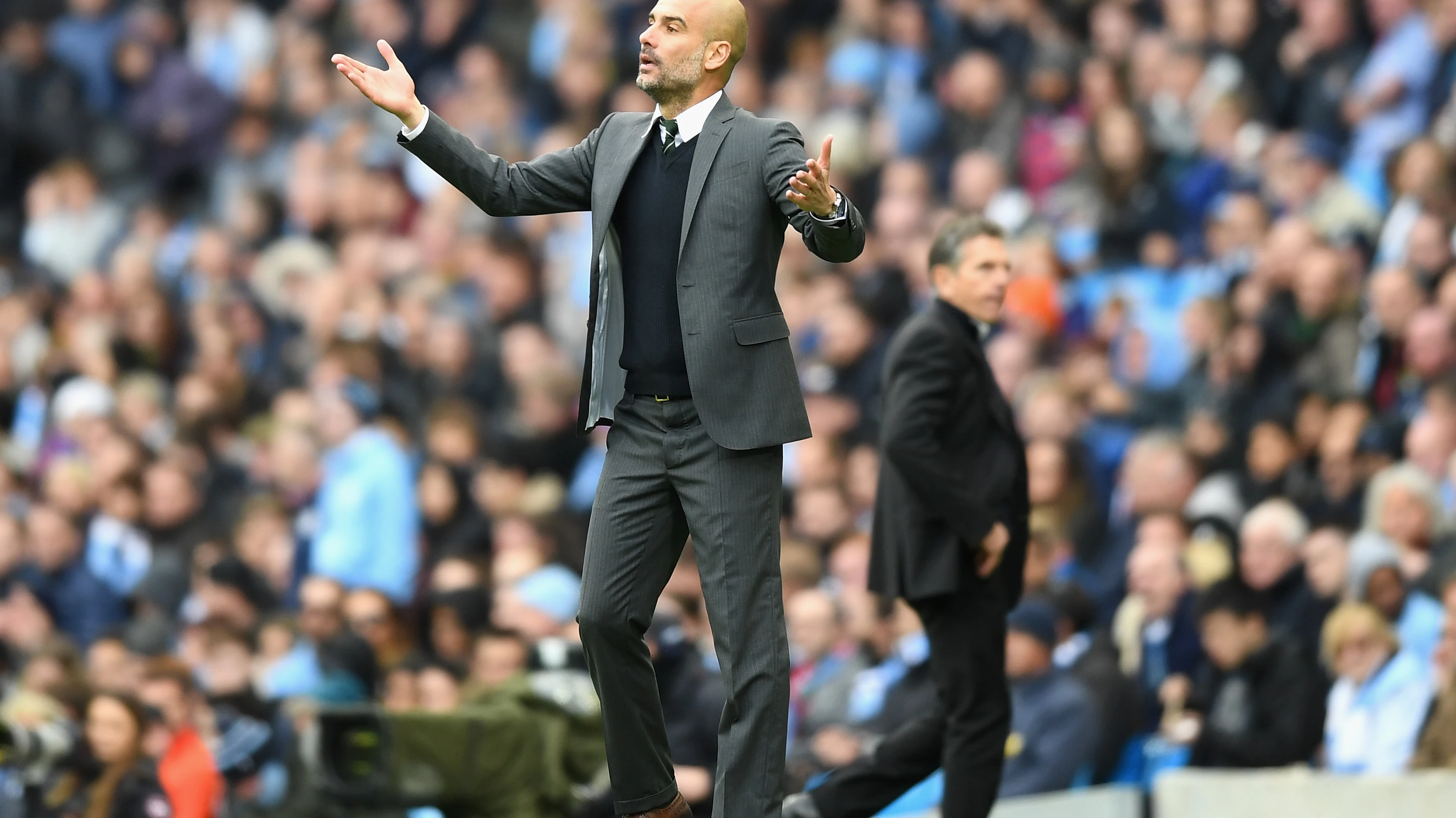 Pep Guardiola, en la banda del Etihad Stadium Pep Guardiola, en la banda del Etihad Stadium