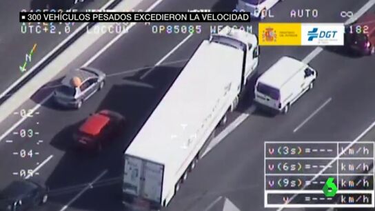 Un cami&oacute;n se salta la l&iacute;nea continua y adelanta a los coches que est&aacute;n parados