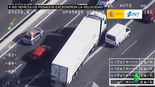 Un camión se salta la línea continua y adelanta a los coches que están parados Un camión se salta la línea continua y adelanta a los coches que están parados