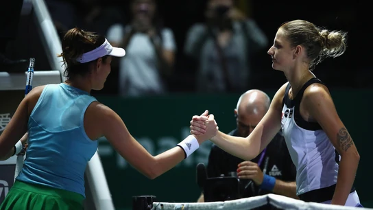 Muguruza estrecha la mano de Pliskova tras su derrota Muguruza estrecha la mano de Pliskova tras su derrota