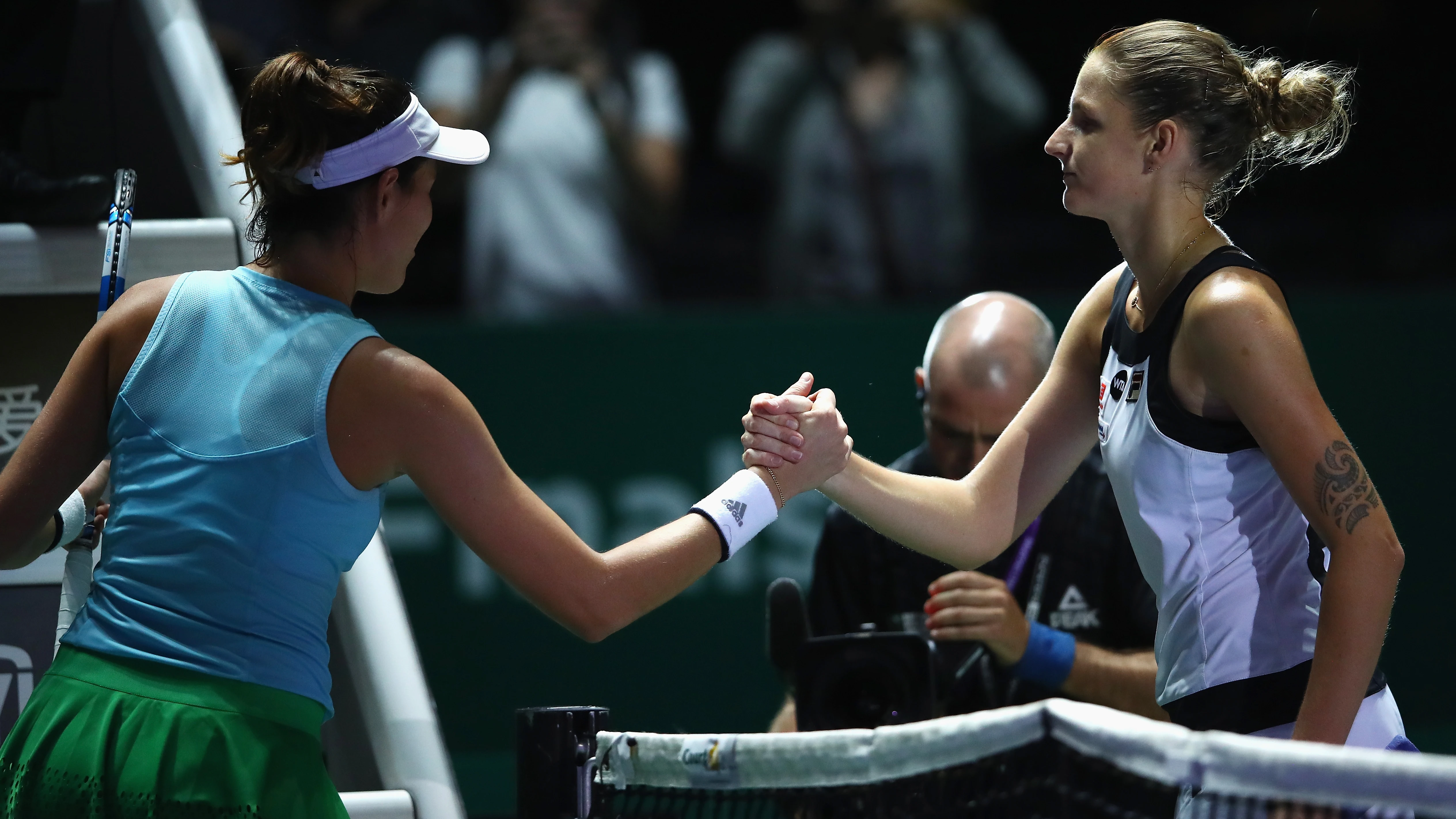 Muguruza estrecha la mano de Pliskova tras su derrota Muguruza estrecha la mano de Pliskova tras su derrota