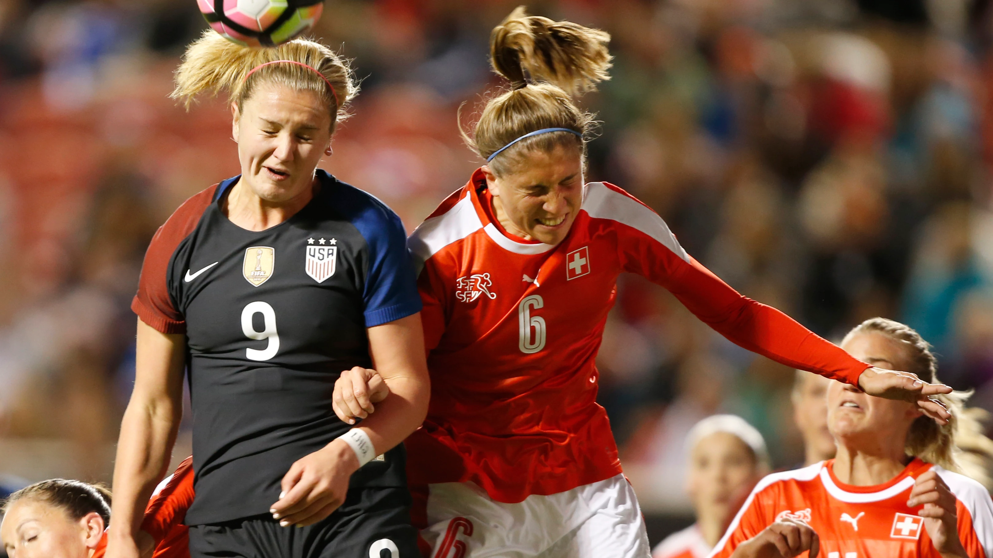 Lindsey Horan y Selina Kuster atacan un balón de cabeza Lindsey Horan y Selina Kuster atacan un balón de cabeza