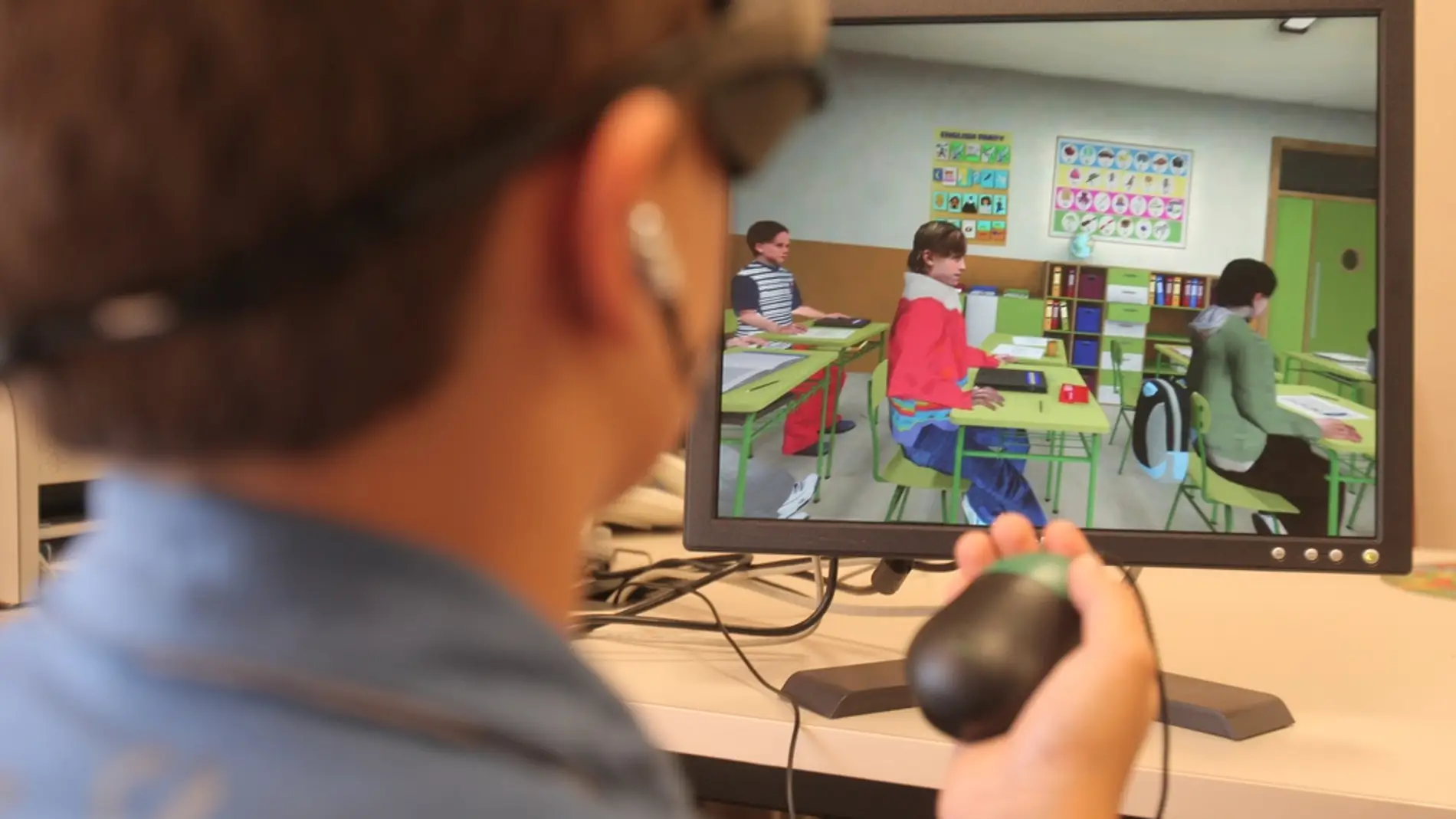 Un niño realiza una prueba diagnóstica.