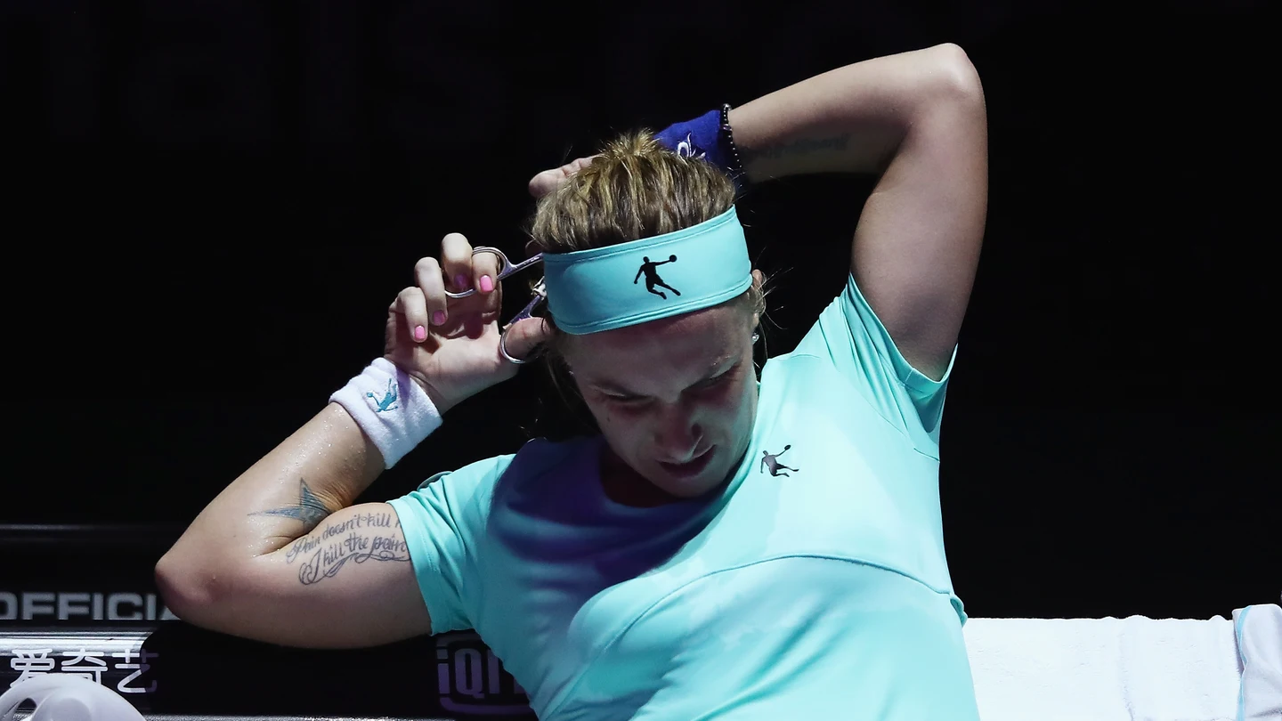 Kuznetsova se corta el pelo durante un partido de tenis Kuznetsova se corta el pelo durante un partido de tenis