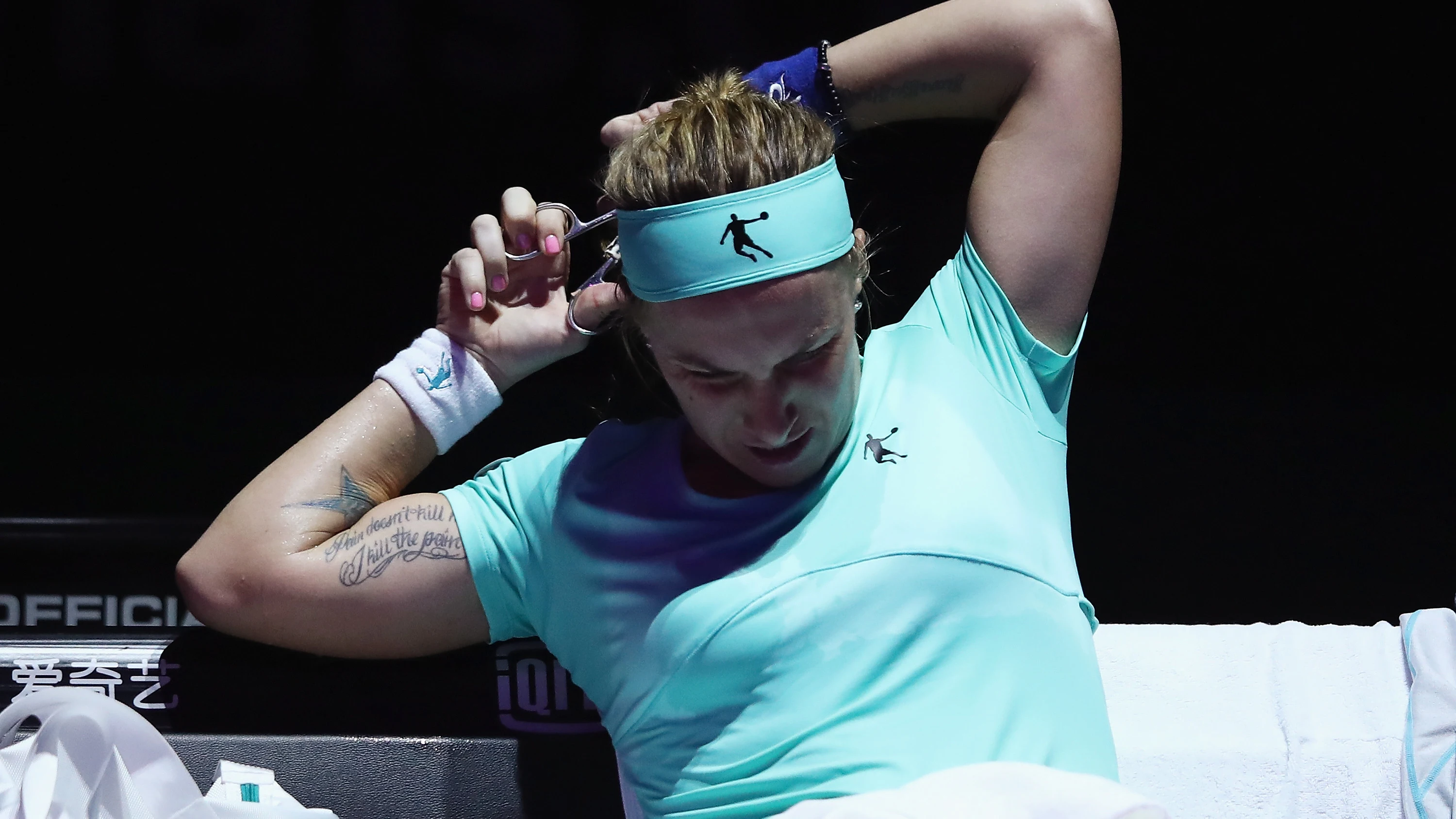 Kuznetsova se corta el pelo durante un partido de tenis 
