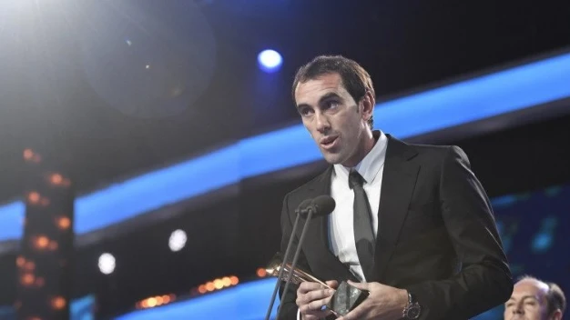 Diego Godín recoge el premio como mejor defensa de la Liga 2015-16