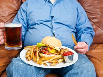 Comedor compulsivo frente a una hamburguesa Comedor compulsivo frente a una hamburguesa