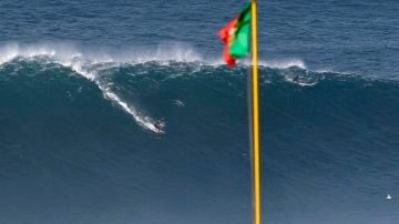 Un surfista en una ola en Nazaré