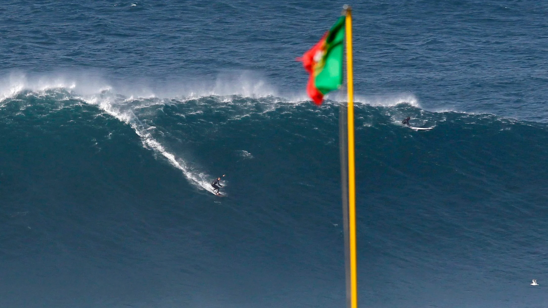 Un surfista en una ola en Nazaré