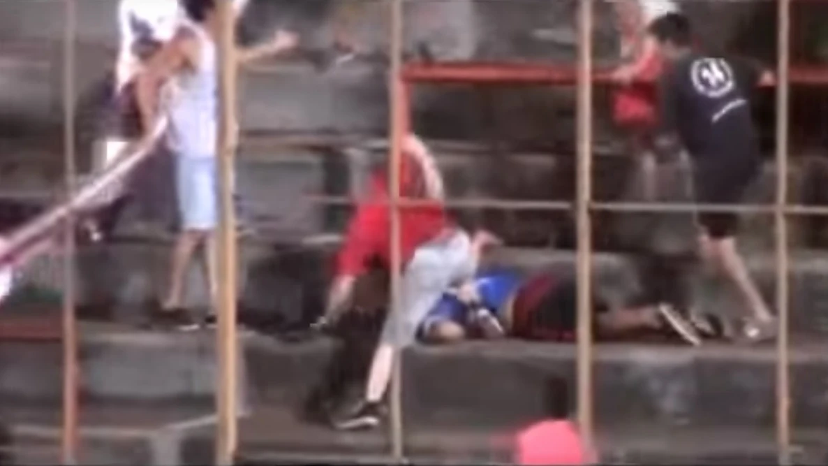 Brutal pelea entre barrasbravas en Argentina Brutal pelea entre barrasbravas en Argentina