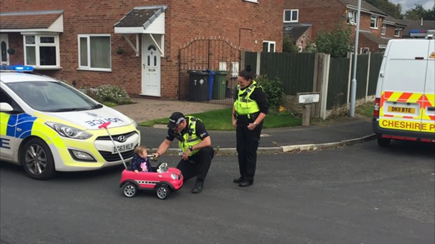 Policía de Chesire junto a la pequeña Policía de Chesire junto a la pequeña