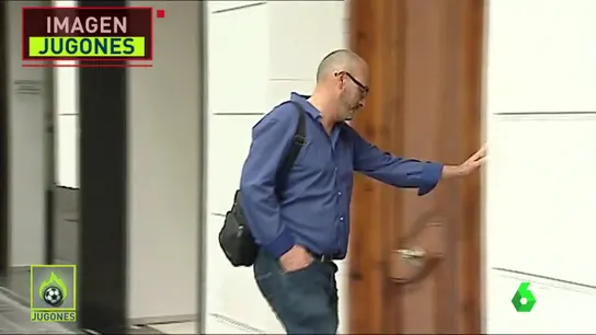 El padre del autor del botellazo, acudiendo a las oficinal del Valencia El padre del autor del botellazo, acudiendo a las oficinal del Valencia