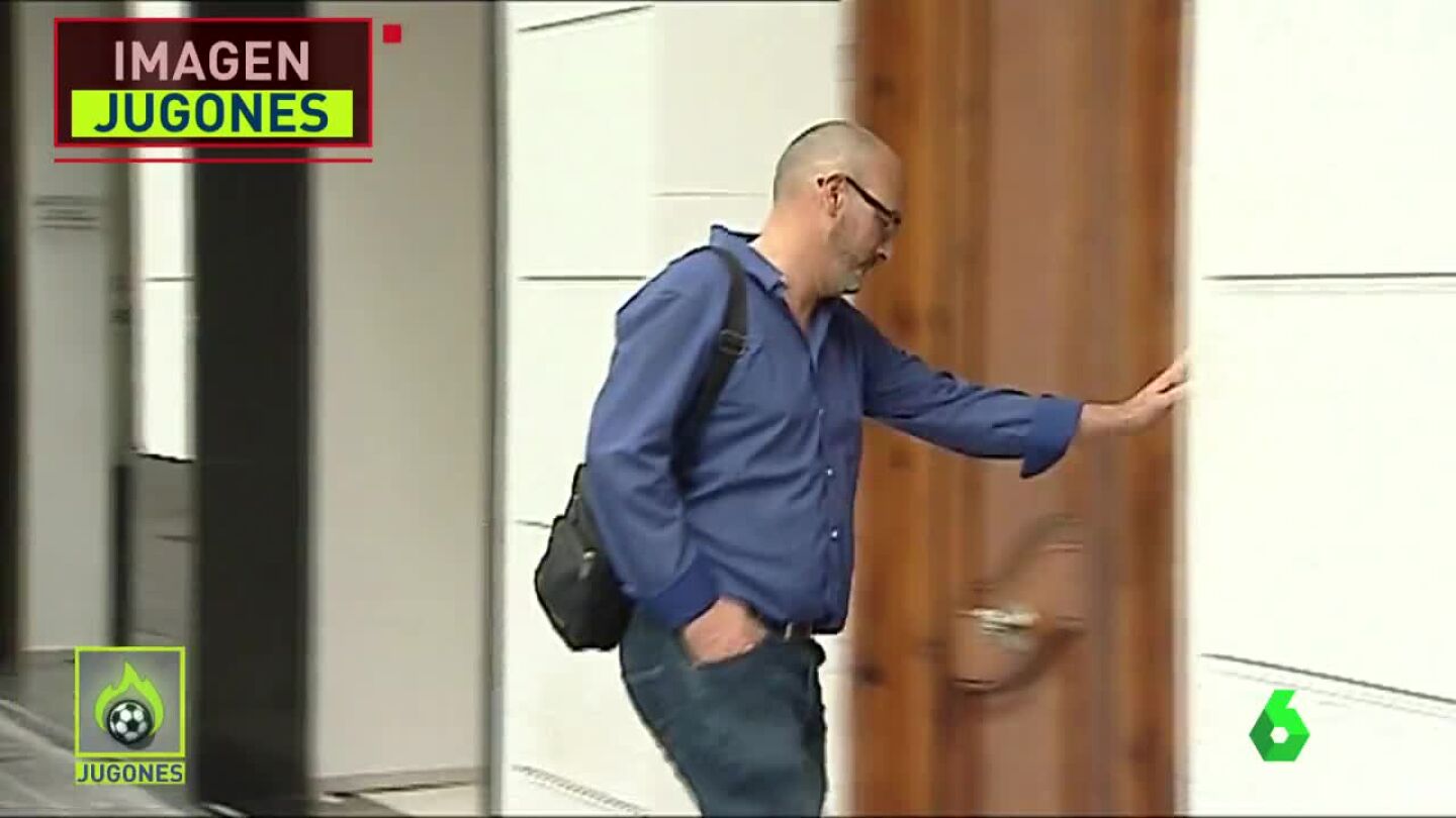 El padre del autor del botellazo, acudiendo a las oficinal del Valencia