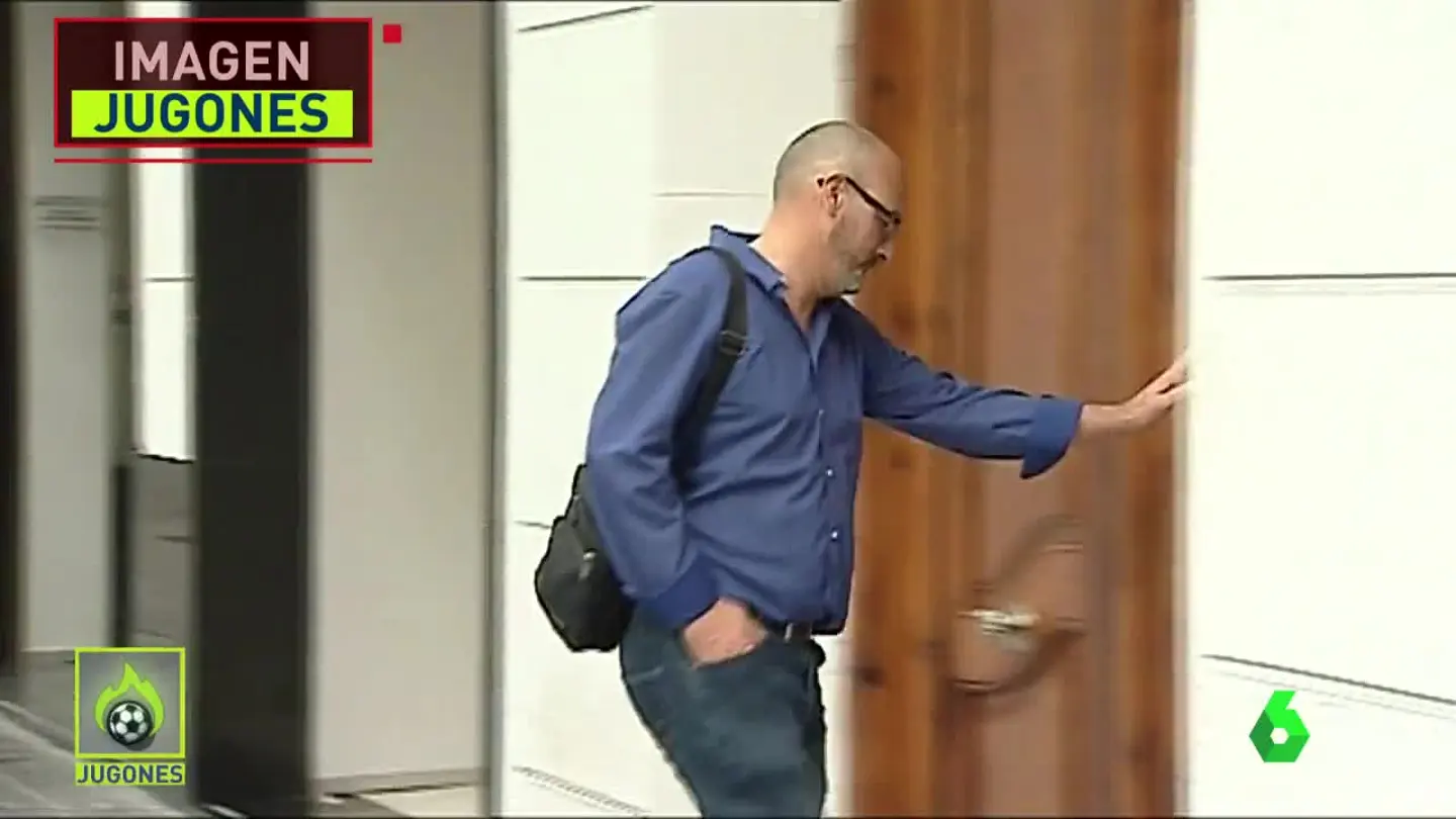 El padre del autor del botellazo, acudiendo a las oficinal del Valencia El padre del autor del botellazo, acudiendo a las oficinal del Valencia