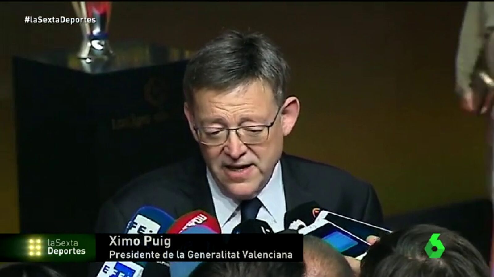 Frame 1.581699 de: Ximo Puig critica la actitud de los jugadores del Bar&ccedil;a en Mestalla: "Esa manera de ser no es digna de un deportista"