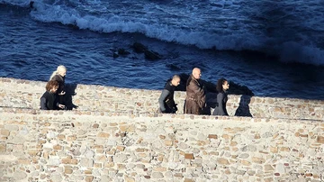 Daenerys Targaryen caminando con su consejero Tyrion