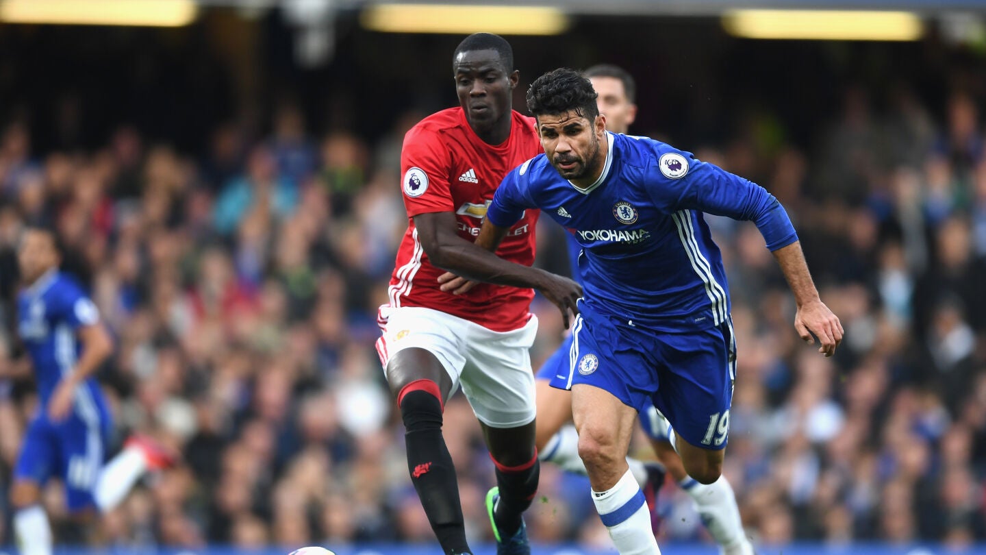Bailly intenta robar el bal&oacute;n a Diego Costa