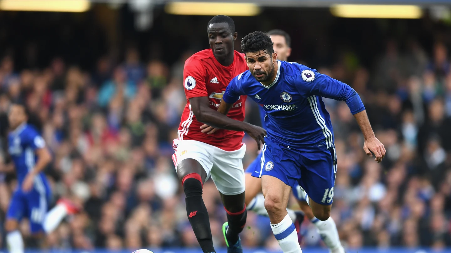 Bailly intenta robar el balón a Diego Costa Bailly intenta robar el balón a Diego Costa