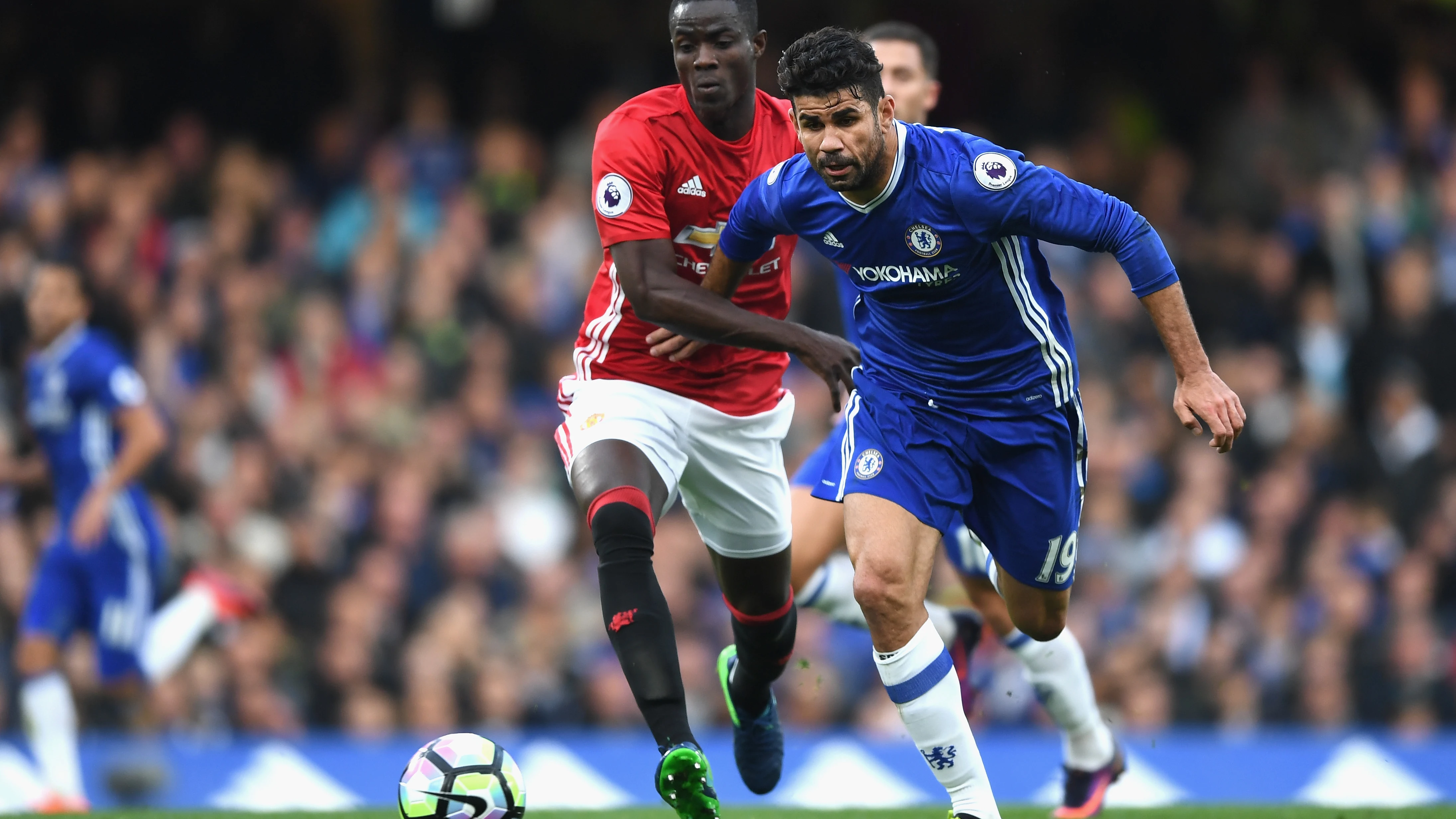 Bailly intenta robar el balón a Diego Costa Bailly intenta robar el balón a Diego Costa