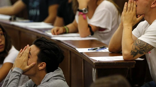 Estudiantes en un examen Estudiantes en un examen