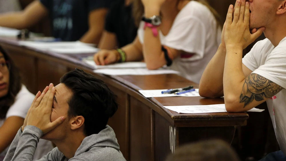 Estudiantes en un examen