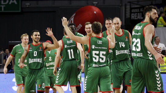 os jugadores de Baskonia celebran la victoria ante el Real Madrid