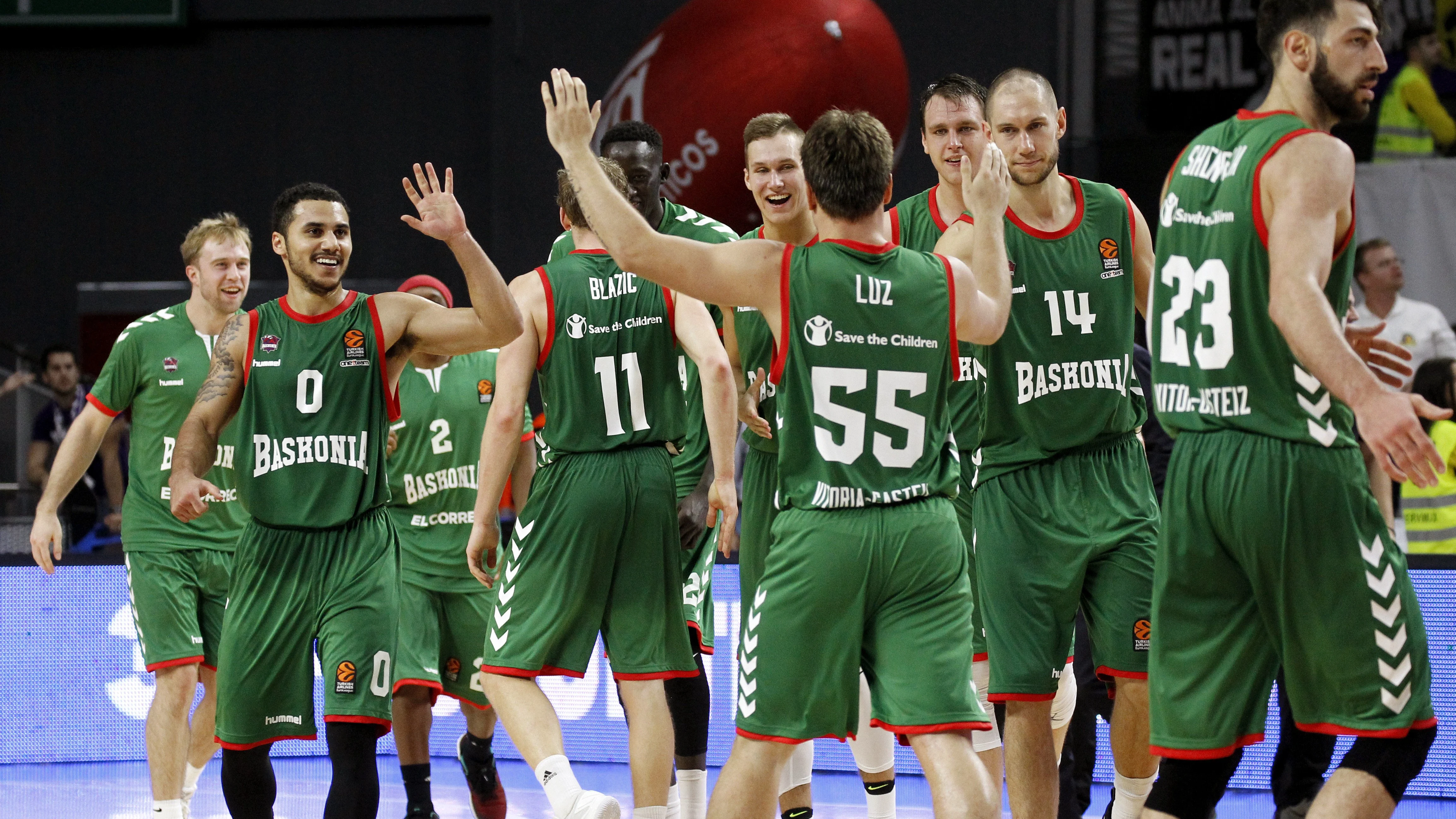 os jugadores de Baskonia celebran la victoria ante el Real Madrid