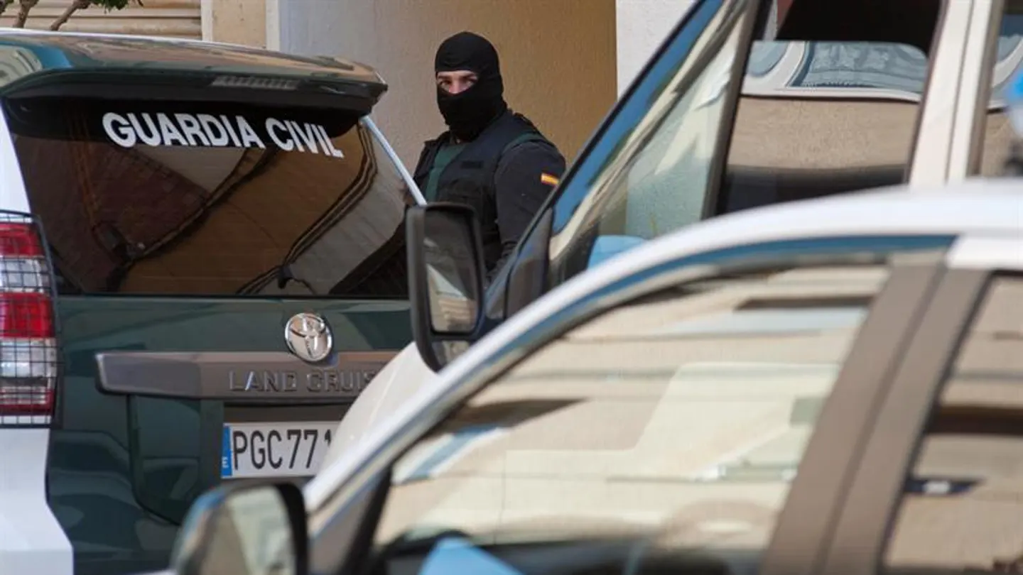 Un agente de la Guardia Civil durante la operación antiterrorista en Ibiza Un agente de la Guardia Civil durante la operación antiterrorista en Ibiza