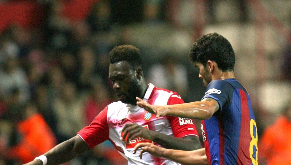 Caicedo disputando un balón con Carles Aleñá, defensa del Barça