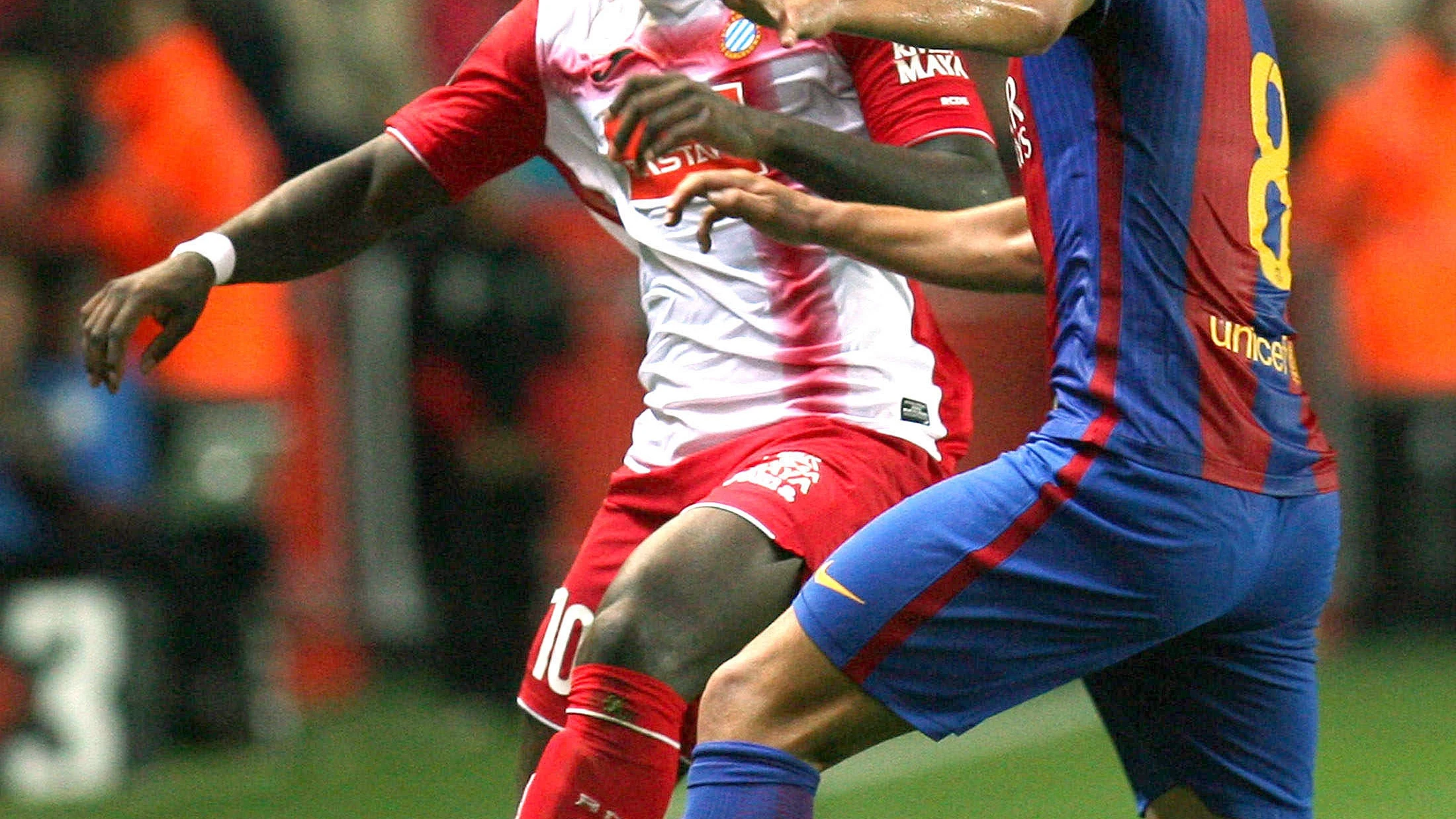 Caicedo disputando un balón con Carles Aleñá, defensa del Barça 