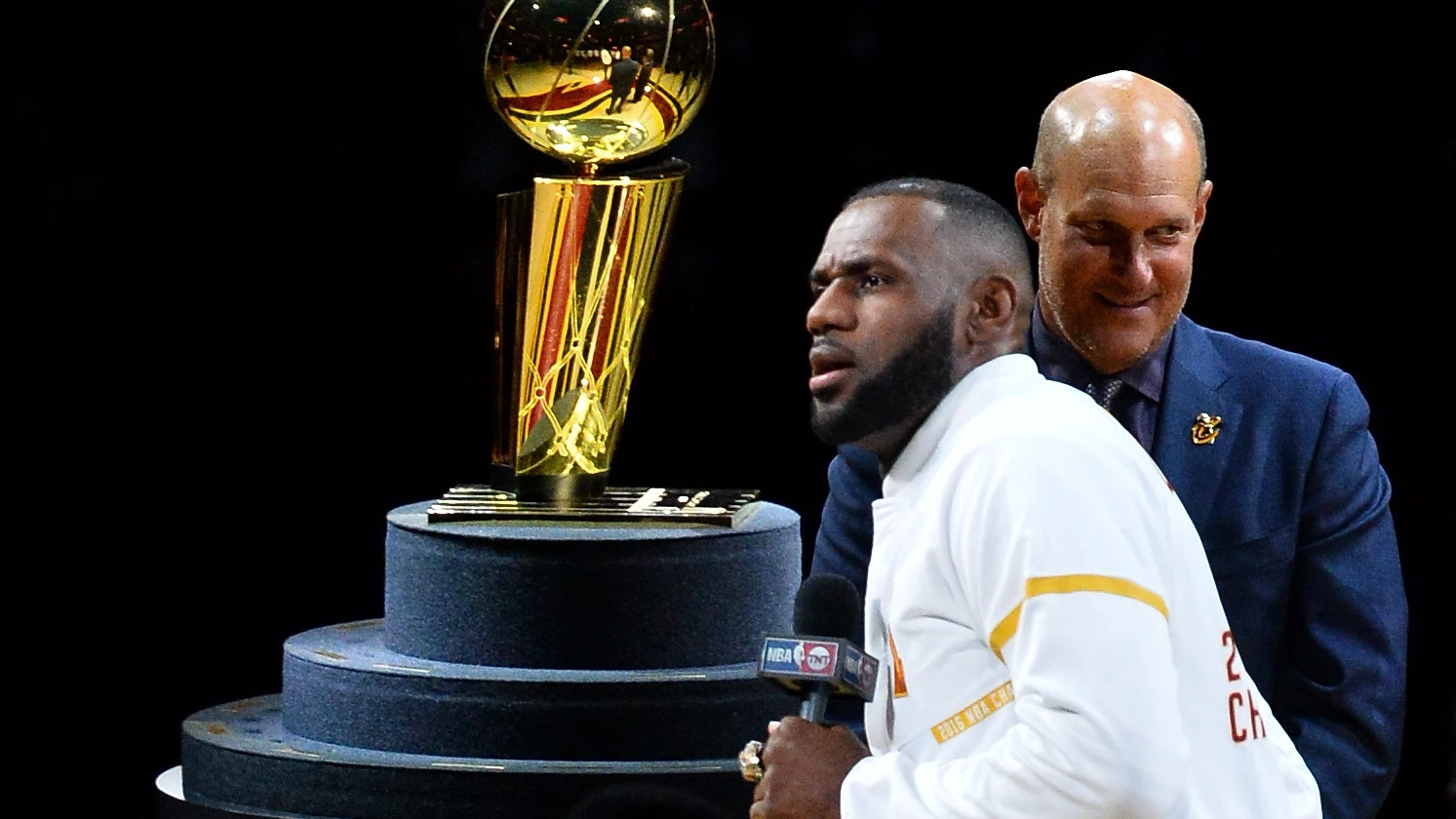 LeBron James habla para los aficionados de los Cavaliers con el trofeo de campeones de fondo