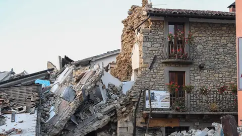 Imagen de un edificio destrozado tras un terremoto Imagen de un edificio destrozado tras un terremoto