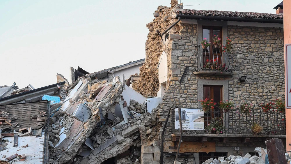 Imagen de un edificio destrozado tras un terremoto Imagen de un edificio destrozado tras un terremoto