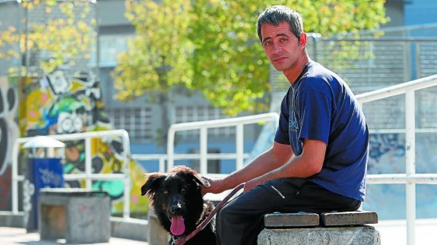 Rubén, junto a su perro Mundo Rubén, junto a su perro Mundo