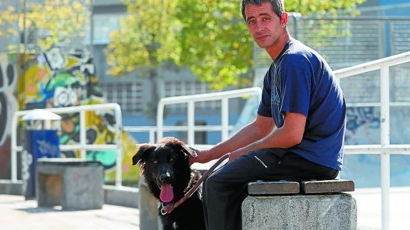 Rubén, junto a su perro Mundo