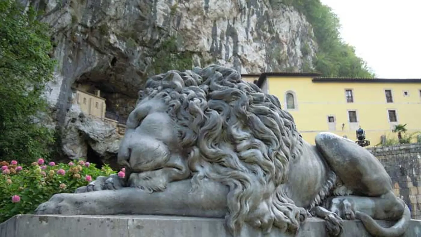 Uno de los leones que custodian la Cueva de Covadonga Uno de los leones que custodian la Cueva de Covadonga